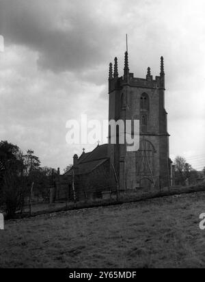 Die Dorfbewohner von Imber warten seit 1943 auf die Erlaubnis, in ihre Häuser zurückzukehren, aber sie wissen jetzt, dass ihr schönes Domesday Village für immer verlassen bleiben wird, mitten in einer Armee-Kampfschule. Das Foto zeigt die Dorfkirche in Imber mit ihren großen Buntglasfenstern, die durch das Boarding ersetzt wurden. Anzeichen kriegerischer Aktivität sind im Turm, durchbohrt von einer Rakete und mit einer seiner Zinnen abgeworfen. April 1948 Stockfoto