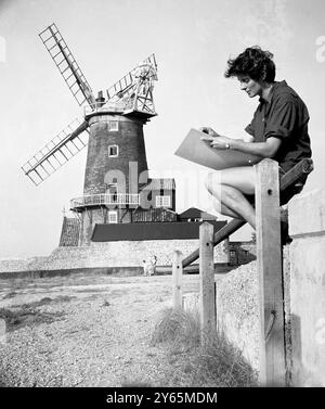 Rowena Ryle aus Cambridge zeichnet die alte Mühle in Cley-next-the-Sea in der Nähe von Blakeney Point an der Nordküste von Norfolk . Obwohl die Mühle am Rande der Salzwiesen etwa eine Meile vom Meer entfernt steht, ist sie bei Stürmen manchmal von Meerwasser umgeben . Es wurde vom Eigentümer Major Blunt of Cley in ein Haus verdeckt und ist derzeit von Admiral Sir William Jameson vermietet , der seit seinem Rücktritt aus der Royal Navy mehrere Bücher über das Meer geschrieben hat . September 1958 Stockfoto