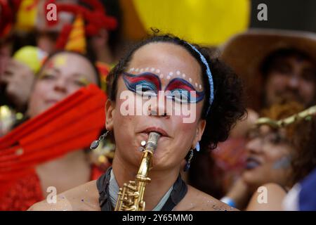 Sao Paulo, SP, Brasilien - 24. Februar 2020: Frau spielt Saxophon während der Charanga do Franca Carnival Block Party in den Straßen der Innenstadt von SP. Stockfoto