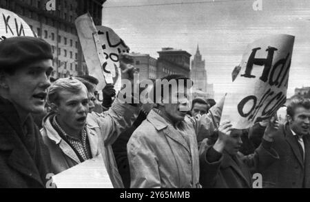 Teenager Studenten der Moskauer Technischen Schule [Bild: Banner mit der Aufschrift 'Hände weg von Kuba' bei einer Demonstration vor der amerikanischen Botschaft in Moskau. Oktober 1962 Stockfoto