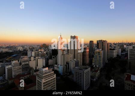 Sao Paulo, SP, Brasilien - 15. März 2021: Während des Sonnenuntergangs ist eine Schicht Luftverschmutzung am Horizont in der Innenstadt von Sao Paulo zu sehen. Stockfoto