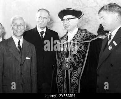 Anlässlich des 100-jährigen Jubiläums zweier berühmter deutscher Wissenschaftler nahmen von links nach rechts Prof Dr Heidelberger , Prof Dr Hans Schmidt , Prof Dr Walcher , Präsident der Philipps-Universität Marburg , und Sir MacFarlane Burnet Teil . Heidelberger , Schmidt und Burnett erhielten den Sonderpreis Emil von Behring . 17. März 1954 Stockfoto