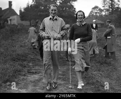 Die Open Scratch Mixed Four im Worplesdon Golf Club. Herr Brian Valentine , der bekannte Kent Cricketspieler , zusammen mit seiner Golfpartnerin Frau APF Chapman , der Frau des beliebten Kent Cricketers Percy Chapman . 1936 Stockfoto