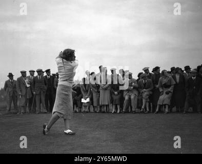 Die Open Scratch Mixed Four im Worplesdon Golf Club. Miss Pam Barton fährt vom Grün ab. Oktober 1936 Stockfoto