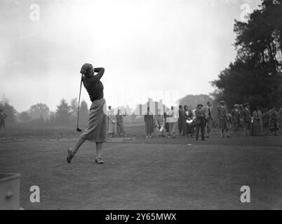 Die Open Scratch Mixed Four im Worplesdon Golf Club. Miss Mervyn Barton fährt vom T-Stück. Oktober 1936 Stockfoto