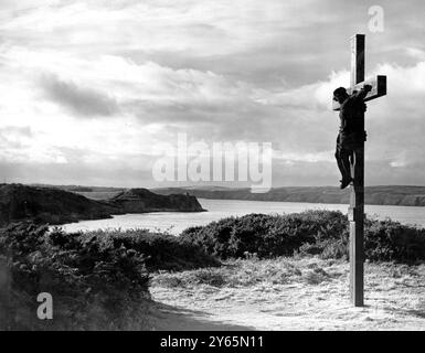 Calvary auf Caldey Island - der Calvary auf Caldey Island mit Blick auf den Landeplatz. Etwa 35 Mönche haben sich in der Zisterzienserabtei niedergelassen und sind fast vollständig selbstständig. - 11. Oktober 1954 Stockfoto