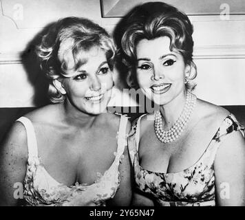 Filmstars Kim Novak (links) und Zsa Zsa Gabor bei einer Presseparty im Le Voisin Nighclub in New York am 5. April 1962 Stockfoto