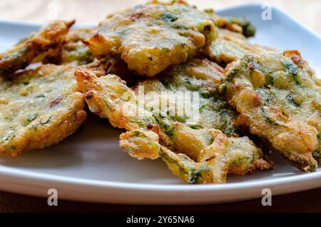 Perfekt Gebratene Gemüsefritter. Traditionelle Fritters Cucur Stockfoto