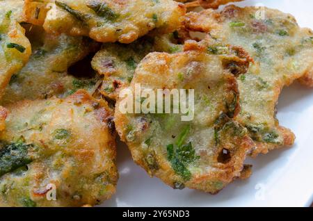 Nahaufnahme von Gemüsefritten von oben. Stockfoto