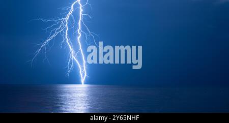 Ein dramatischer und kraftvoller Blitzschlag erleuchtet den dunklen Himmel über dem Schwarzen Meer, der von den Ufern von Adjara, Georgia, gefangen wurde Stockfoto