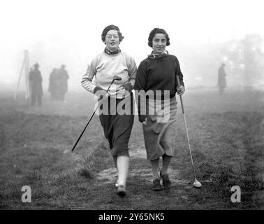 Ladies Open Golf in Richmond organisiert von der " Fairway and Hazard " und der Womens ' Automobile Association im Royal and Mid - Surrey Golf Club . Miss Mervyn Barton und Frau Lovett Cameron. März 1936 Stockfoto