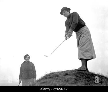 Ladies Open Golf in Richmond organisiert von der " Fairway and Hazard " und der Womens ' Automobile Association im Royal and Mid - Surrey Golf Club . Mrs. Cavendish Fuller macht einen schwierigen Schuss. März 1936 Stockfoto