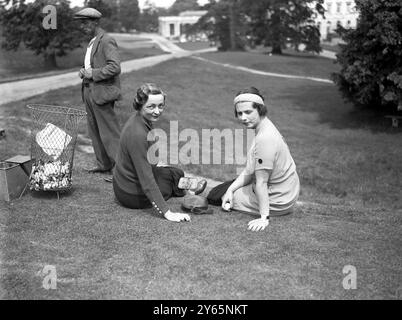 Charity Golf im Moor Park Golf Club - Mrs George Earle und Lady Evelyn Patrick. 1930er Jahre Stockfoto