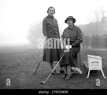 Ladies Open Golf in Richmond organisiert von der " Fairway and Hazard " und der Womens ' Automobile Association im Royal and Mid - Surrey Golf Club . Miss I Rieben mit ihrer Mutter, Frau Rieben. März 1936 Stockfoto