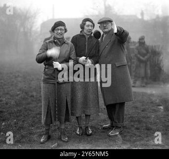 Ladies Open Golf in Richmond organisiert von der " Fairway and Hazard " und der Womens ' Automobile Association im Royal and Mid - Surrey Golf Club . JH Taylor leitet Mrs Drewett und Mrs. Barry zum ersten Abschlag . März 1936 Stockfoto