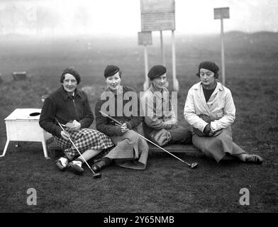 Ladies Open Golf in Richmond organisiert von der " Fairway and Hazard " und der Womens ' Automobile Association im Royal and Mid - Surrey Golf Club . Von links nach rechts abgebildet , Frau Bridgland , Frau J Coates , Frau Llewellyn und Frau Rupert Anson . März 1936 Stockfoto