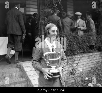 Englische Frauen-Golf-Meisterschaft im Walton Heath Golf Club in Surrey . Miss Enid Wilson , Siegerin des Meisterschaftpokals . 1920er Jahre Stockfoto