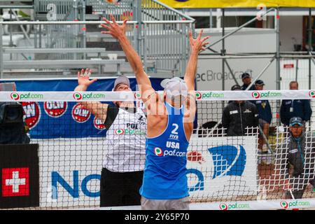 HALBFINALE, PAF OPEN, BEACHVOLLEYBALL, MARIEHAMN, 2011: Todd Rogers (1) und Phil Dalhausser (2) in Blau der USA besiegten Mariusz Prudel (1) und Grzegorz Fijalek (2) in weiß von Polen am 20. August 2011 bei starkem Regen bei den PAF Open in Mariehamn, Åland, Finnland. Foto: Rob Watkins. INFO: Das PAF Open Beach Volleyballturnier fand zwischen 2009-2013 in Mariehamn, Åland, Finnland statt. Es zog die besten internationalen Teams und Spieler als Rangliste der offiziellen FIVB World Tour an und zeigte hochkarätigen Beachvolleyball. Stockfoto