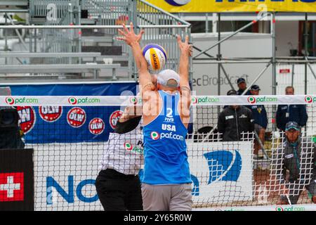 HALBFINALE, PAF OPEN, BEACHVOLLEYBALL, MARIEHAMN, 2011: Todd Rogers (1) und Phil Dalhausser (2) in Blau der USA besiegten Mariusz Prudel (1) und Grzegorz Fijalek (2) in weiß von Polen am 20. August 2011 bei starkem Regen bei den PAF Open in Mariehamn, Åland, Finnland. Foto: Rob Watkins. INFO: Das PAF Open Beach Volleyballturnier fand zwischen 2009-2013 in Mariehamn, Åland, Finnland statt. Es zog die besten internationalen Teams und Spieler als Rangliste der offiziellen FIVB World Tour an und zeigte hochkarätigen Beachvolleyball. Stockfoto