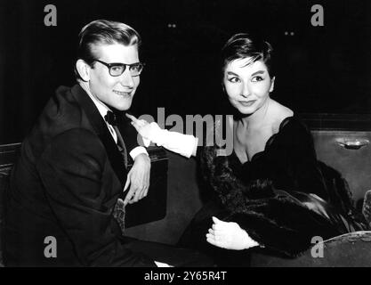 Französischer Modechef am ersten Abend des Balletts. LONDON : der französische Modedesigner Yves St Laurent saß in einer Box im Adelphi Theater mit Zizi Jeanmaire , Frau von Roland Petit, dem Balletttänzer, bei der Eröffnung von Les Ballet de Paris de Roland Petit im Cyrano de Bergerac am 18. November 1959 Stockfoto