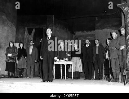 Dublin , Abbey Theatre , 1951 . Herr . Ernest Blyth, Geschäftsführer der berühmten Abbey Theatre Company , erzählt den Zuschauern nach der ersten Nacht der Abtei in ihrem neuen Zuhause , der Rupert Guinness Memorial Hall . Hinter ihm steht die Besetzung von Sean O ' Casey ' s ' The Plough and the Stars ' - dem ersten Nachtspiel . In der Gruppe sind Ita O’Mahony als Rosie Redmond, Marie Kane als Bessie Burgess und Harry Brogan als Onkel Peter enthalten. Nach der Zerstörung des Abbey Theatre durch Feuer im letzten Monat setzte die Firma ihre Führung von The Plough and the Stars fort Stockfoto