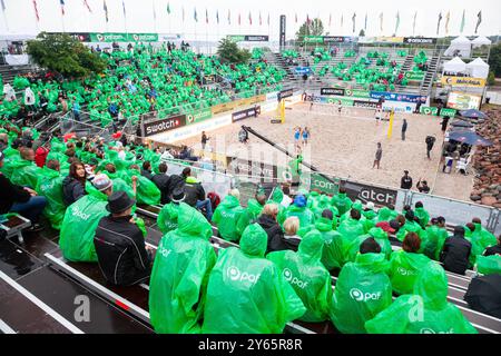 HALBFINALE, PAF OPEN, BEACHVOLLEYBALL, MARIEHAMN, 2011: Todd Rogers (1) und Phil Dalhausser (2) in Blau der USA besiegten Mariusz Prudel (1) und Grzegorz Fijalek (2) in weiß von Polen am 20. August 2011 bei starkem Regen bei den PAF Open in Mariehamn, Åland, Finnland. Foto: Rob Watkins. INFO: Das PAF Open Beach Volleyballturnier fand zwischen 2009-2013 in Mariehamn, Åland, Finnland statt. Es zog die besten internationalen Teams und Spieler als Rangliste der offiziellen FIVB World Tour an und zeigte hochkarätigen Beachvolleyball. Stockfoto