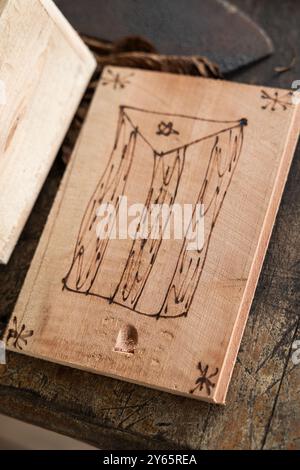 Nahaufnahme eines Holzbretts mit handgezeichneter kubanischer Flagge, das in einer Zigarrenfabrik auf einer rustikalen Oberfläche platziert ist, zeigt das Bild die Handwerker Stockfoto