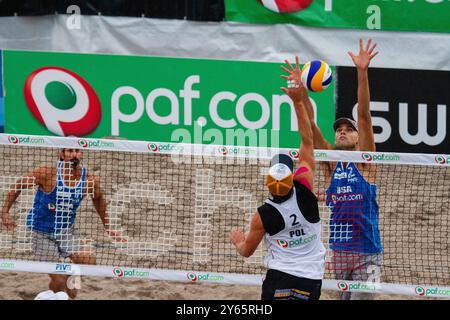 HALBFINALE, PAF OPEN, BEACHVOLLEYBALL, MARIEHAMN, 2011: Todd Rogers (1) und Phil Dalhausser (2) in Blau der USA besiegten Mariusz Prudel (1) und Grzegorz Fijalek (2) in weiß von Polen am 20. August 2011 bei starkem Regen bei den PAF Open in Mariehamn, Åland, Finnland. Foto: Rob Watkins. INFO: Das PAF Open Beach Volleyballturnier fand zwischen 2009-2013 in Mariehamn, Åland, Finnland statt. Es zog die besten internationalen Teams und Spieler als Rangliste der offiziellen FIVB World Tour an und zeigte hochkarätigen Beachvolleyball. Stockfoto