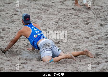 HALBFINALE, PAF OPEN, BEACHVOLLEYBALL, MARIEHAMN, 2011: Todd Rogers (1) und Phil Dalhausser (2) in Blau der USA besiegten Mariusz Prudel (1) und Grzegorz Fijalek (2) in weiß von Polen am 20. August 2011 bei starkem Regen bei den PAF Open in Mariehamn, Åland, Finnland. Foto: Rob Watkins. INFO: Das PAF Open Beach Volleyballturnier fand zwischen 2009-2013 in Mariehamn, Åland, Finnland statt. Es zog die besten internationalen Teams und Spieler als Rangliste der offiziellen FIVB World Tour an und zeigte hochkarätigen Beachvolleyball. Stockfoto