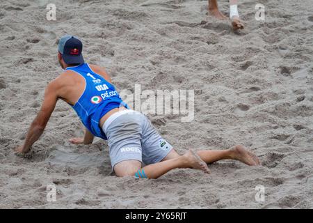 HALBFINALE, PAF OPEN, BEACHVOLLEYBALL, MARIEHAMN, 2011: Todd Rogers (1) und Phil Dalhausser (2) in Blau der USA besiegten Mariusz Prudel (1) und Grzegorz Fijalek (2) in weiß von Polen am 20. August 2011 bei starkem Regen bei den PAF Open in Mariehamn, Åland, Finnland. Foto: Rob Watkins. INFO: Das PAF Open Beach Volleyballturnier fand zwischen 2009-2013 in Mariehamn, Åland, Finnland statt. Es zog die besten internationalen Teams und Spieler als Rangliste der offiziellen FIVB World Tour an und zeigte hochkarätigen Beachvolleyball. Stockfoto