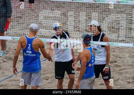 HALBFINALE, PAF OPEN, BEACHVOLLEYBALL, MARIEHAMN, 2011: Todd Rogers (1) und Phil Dalhausser (2) in Blau der USA besiegten Mariusz Prudel (1) und Grzegorz Fijalek (2) in weiß von Polen am 20. August 2011 bei starkem Regen bei den PAF Open in Mariehamn, Åland, Finnland. Foto: Rob Watkins. INFO: Das PAF Open Beach Volleyballturnier fand zwischen 2009-2013 in Mariehamn, Åland, Finnland statt. Es zog die besten internationalen Teams und Spieler als Rangliste der offiziellen FIVB World Tour an und zeigte hochkarätigen Beachvolleyball. Stockfoto