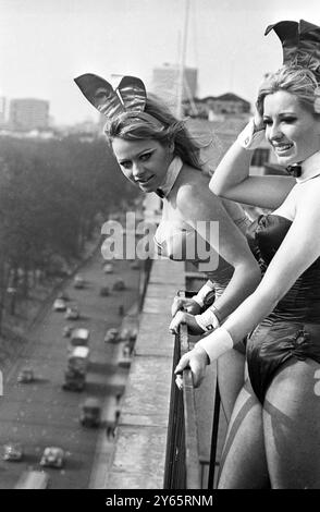 Genießen Sie die Frühlingssonne und die Vogelperspektive auf den Hyde Park vom Dach des Playboy Clubs in Park Lane aus die Bunny Girls Julie (links) und Nicky. Mai 1968 Stockfoto