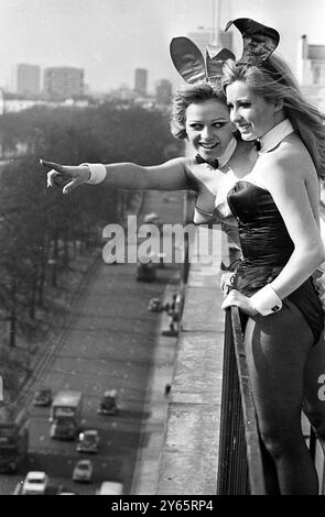 Genießen Sie die Frühlingssonne und die Vogelperspektive auf den Hyde Park vom Dach des Playboy Clubs in Park Lane aus die Bunny Girls Julie (links) und Nicky. Mai 1968 Stockfoto