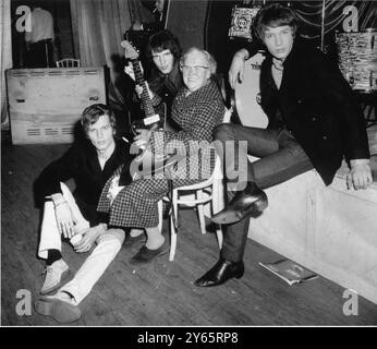 Die amerikanische Popgruppe The Walker Brothers, die mit der 78-jährigen Mrs. C Brown, ihrer ältesten Fan, im Granada-Kino Slough, am 28. April 1967 im Bild war Stockfoto