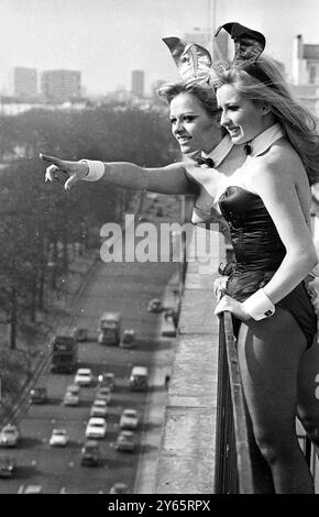 Genießen Sie die Frühlingssonne und die Vogelperspektive auf den Hyde Park vom Dach des Playboy Clubs in Park Lane aus die Bunny Girls Julie (links) und Nicky. Mai 1968 Stockfoto