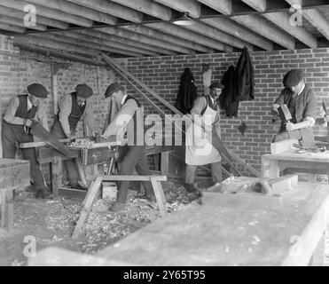 Lady Angela Forbes Silver Badge Training Centre in Westfield, Sussex . Bei der Arbeit in der Schreinerei. 20. April 1920 Stockfoto