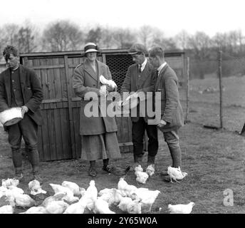 Lady Angela Forbes Silver Badge Training Centre in Westfield, Sussex . Lady Angela und einige ihrer Schüler. 20. April 1920 Stockfoto