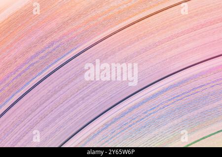 Lebendiges abstraktes Bild mit sanften Pastellkurven mit subtiler Textur, die Wärme und künstlerisches Flair widerspiegelt. Stockfoto
