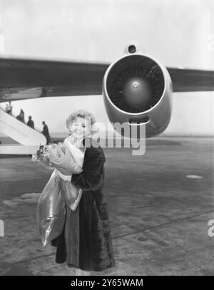 Schauspielerin Zsa Zsa Gabor am Flughafen London 18. November 1958 Stockfoto