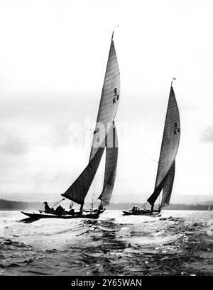 Um gegen einen amerikanischen Verteidiger in den Rennen um den Seawanhanka Cup im Long Island Sound , USA , anzutreten , der 8-Meter " Caryl " ( rechts ) , der hier mit " Coila " auf dem Clyde läuft . 1929 Stockfoto