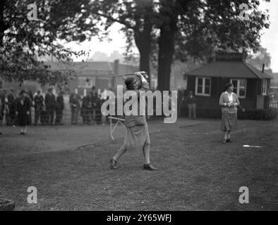 Die Damen Herbstgolf Four in Ranelagh. Auf dem Bild ist Miss Doris Fowler beim Abzweigen. 1929 Stockfoto