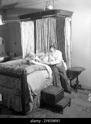 Der Anführer einer der beliebtesten Swing-Bands Großbritanniens , Ted Heath , arbeitet während einer Tour an der Perfektion der Musiknoten in seinem Hotelzimmer . 1948 Stockfoto