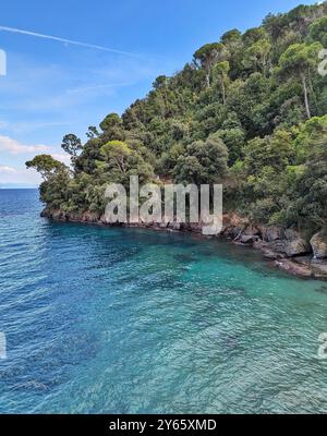 Ein atemberaubender Blick auf die Küste in der Nähe von Portofino, wo die üppigen Hügel auf das azurblaue Mittelmeer entlang der italienischen Riviera treffen. Stockfoto