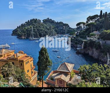 Ein atemberaubender Blick auf Portofino, der den malerischen Hafen und die lebendigen Pastellgebäude entlang der italienischen Riviera zeigt. Stockfoto