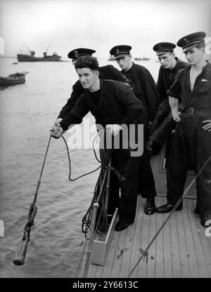 In der einzigen Einrichtung der Royal Navy für Handelsseemänner , HMS Gordon , die in Form von umherziehenden Gebäuden auf dem Trockenland mit einem Pier besteht , werden Männer von 19 bis 41 unter Marinedisziplin gestellt , erhalten Marineuniform und unterrichten Seemannschaft bevor sie überhaupt an Bord eines Schiffes gehen . Das sind Männer, die bei ihrer Registrierung eine Vorliebe für die Marine zum Ausdruck brachten und bei den Händlerdiensten entsandt wurden. Praktisch alle Anweisungen in diesem Landhaus für Merchant Seaman, wie Schießen, Spleißen, Steuern eines Schiffes und Lesen eines Kompasses usw., werden an Land durchgeführt, obwohl die Schule ha ist Stockfoto