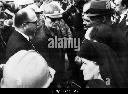 Selma , Alabama : Dallas County Sheriff James Clark ( links , in Sonnenbrille ) stoppt einen weiteren marschversuch von zivilen rechten Demonstranten . Die Nonne, die sich rechts in der ersten Reihe befindet, steht standhaft im Streit. 15. Januar 1965 Stockfoto