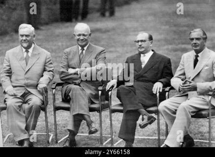 Genf : The Big Four im Palais des Nations Prior ( von links nach rechts ) sowjetischer Premierminister Nikolai Bulganin : Amerikas Präsident Eisenhower ; französischer Premierminister Edgar Faure : britischer Premierminister Sir Anthony Eden . 19. Juli 1955 Stockfoto