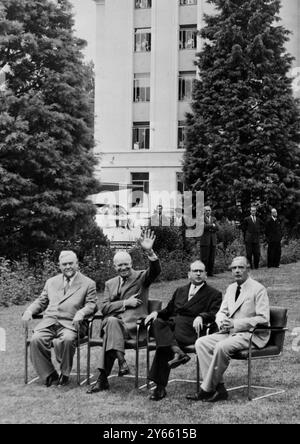 Genf : The Big Four im Palais des Nations Prior ( von links nach rechts ) sowjetischer Premierminister Nikolai Bulganin : Amerikas Präsident Eisenhower ; französischer Premierminister Edgar Faure : britischer Premierminister Sir Anthony Eden . 19. Juli 1955 Stockfoto