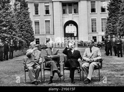 Genf : The Big Four im Palais des Nations Prior ( von links nach rechts ) sowjetischer Premierminister Nikolai Bulganin : Amerikas Präsident Eisenhower ; französischer Premierminister Edgar Faure : britischer Premierminister Sir Anthony Eden . 19. Juli 1955 Stockfoto