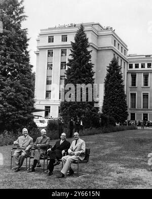 Genf : The Big Four im Palais des Nations Prior ( von links nach rechts ) sowjetischer Premierminister Nikolai Bulganin : Amerikas Präsident Eisenhower ; französischer Premierminister Edgar Faure : britischer Premierminister Sir Anthony Eden . 19. Juli 1955 Stockfoto